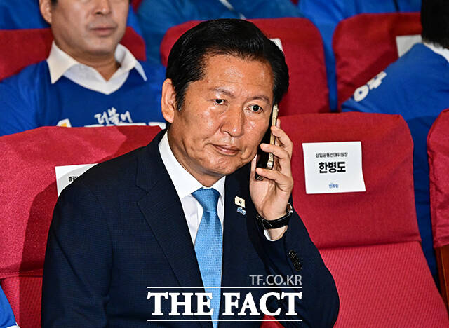 광역단체장 12곳을 확보한 민주당은 분명 이번 선거의 승자다. 그러나 서울시장 선거 패배와 핵심 격전지 부진, 그리고 당내 책임론까지 겹치면서 정청래 지도부 앞에는 기대보다 훨씬 냉혹한 성적표가 놓이게 됐다. 사진은 3일 국회 의원회관 대회의실에서 마련된 제9회 전국동시지방선거 개표상황실에서 전화 통화를 하고 있는 정 대표. /배정한 기자