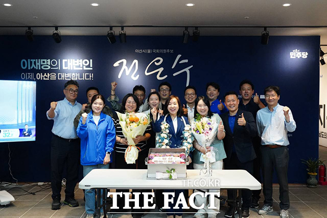 전은수 더불어민주당 아산을 국회의원 재보궐선거 후보가 4일 오전 충남 아산시 선거사무소에서 당선이 확실시 된 후 세리머니를 하고 있다. /전은수 캠프