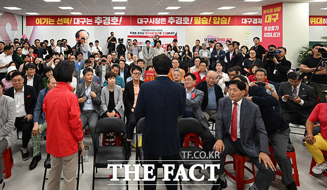 추경호 국민의힘 대구시장 후보가 4일 오전 대구 수성구에 마련된 선거사무소에서 지지자들에게 개표상황에 대한 입장을 발표하고 있다. /대구=박헌우 기자