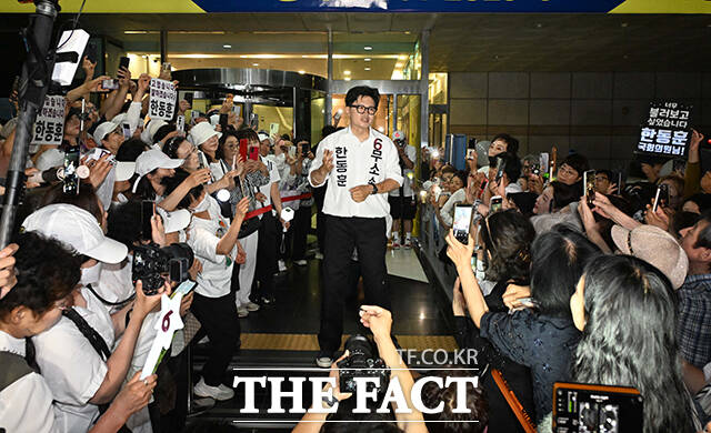 한동훈 무소속 부산 북구갑 국회의원 재보궐선거 당선인(가운데)이 4일 오전 당선을 축하하기 위해 모인 지지자들을 향해 인사하고 있다. /부산=박상민 기자