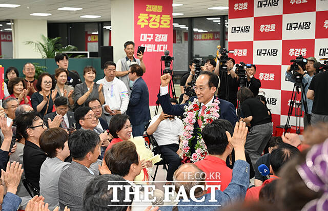 추경호 국민의힘 대구시장 후보가 4일 오전 대구 수성구에 마련된 선거사무소에서 추 후보의 당선이 확실시되자 꽃목걸이를 걸고 기뻐하고 있다. /대구=박헌우 기자