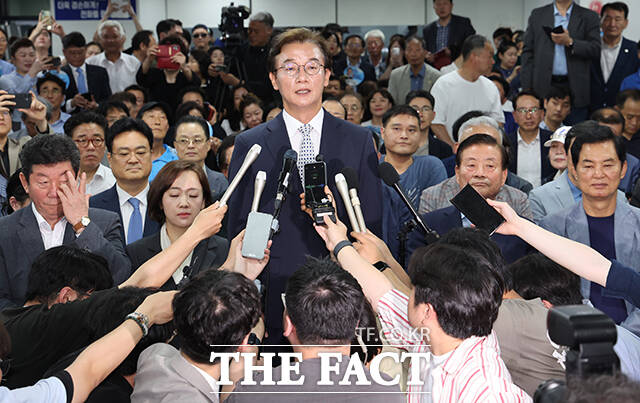 당선 소감 전하는 전 후보.
