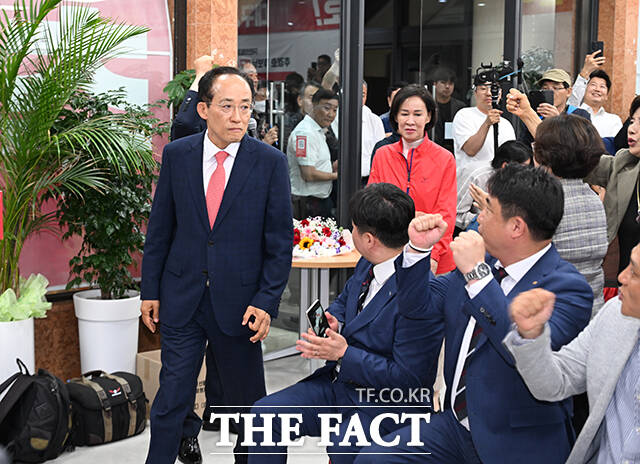 추경호 국민의힘 대구시장 후보가 4일 오전 대구 수성구에 마련된 선거사무소에서 지지자들에게 개표상황에 대한 입장을 발표하고 있다. /대구=박헌우 기자