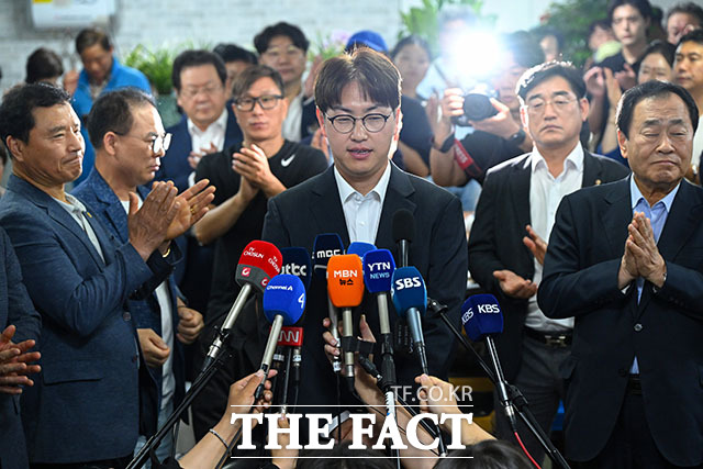 하정우 더불어민주당 부산 북구갑 국회의원 후보가 4일 부산 북구 선거사무소에서 선거 결과에 승복하는 입장을 발표하고 있다. /부산=박상민 기자