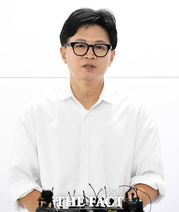 한동훈 무소속 부산 북구갑 국회의원 보궐선거 당선인이 4일 오후 부산 북구 선거사무소에서 기자회견을 열고 취재진의 질문에 답하고 있다. /부산=박상민 기자