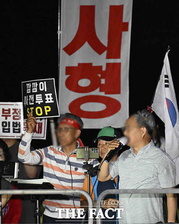 시위대가 거칠게 항의하고 있다.