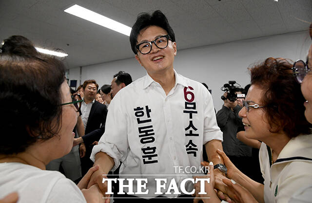 한동훈 부산 북구갑 국회의원 보궐선거 후보(가운데)가 4일 오전 부산 북구 선거사무소에서 당선이 확실시되자 세레머니 하고 있다. /부산=박상민 기자