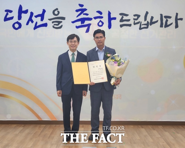 4일 오후 전북선거관리위원회에서 열린 제9회 전국동시지방선거 당선증 교부식에서 더불어민주당 이원택 전북도지사 당선인(오른쪽)이 김상곤 전북선거관리위원회 위원장(전주지방법원장)으로부터 당선증을 받고 기념 촬영을 하고 있다. /이원택 선거 캠프