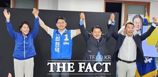 최현덕 더불어민주당 남양주시장 후보(왼쪽 2번째)가 4일 당선이 확정되자 최민희·김병주·김용민 국회의원과 함께 손을 치켜들고 환호하고 있다. /최현덕 후보 선거캠프
