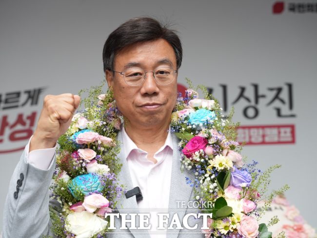 4일 선거캠프에서 당선 후 세리머니 하는 신상진 국민의힘 성남시장 후보. /신상진 선거캠프
