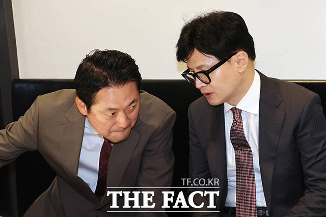 국민의힘 당 대표 경선 출마를 선언한 한동훈(오른쪽) 전 비상대책위원장이 24일 오후 서울 여의도의 한 식당에서 중앙당사 미화원, 경비원, 건물관리인들과 오찬을 기다리며 장동혁 의원과 대화하고 있다. /국회=배정한 기자