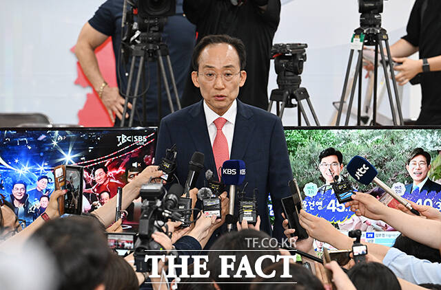 추경호 국민의힘 대구시장 후보가 제9회 전국동시지방선거날인 3일 오후 대구 수성구 국민의힘 대구광역시당에서 출구조사 결과 발표를 확인한 뒤 입장을 밝히고 있다. /대구=박헌우 기자