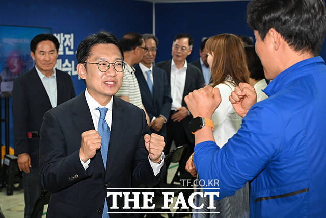 '당선 확실' 입장 밝히는 김남준 더불어민주당 인천 계양을 국회의원 재보궐선거 후보.
