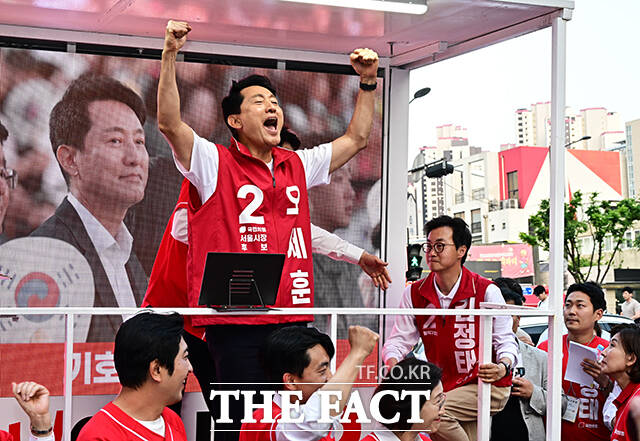 6·3 지방선거 서울시장 선거에서 오세훈 국민의힘 후보가 4일 당선을 확정했다. 사진은 오 후보가 지난 2일 오후 서울 동작구 남성사계시장에서 열린 유세에 참석해 지지를 호소하는 모습. /배정한 기자