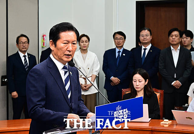 정청래 더불어민주당 대표가 4일 오전 서울 여의도 국회에서 기자회견을 열고 6.3 지방선거 결과에 대한 입장을 밝히고 있다. /국회=배정한 기자