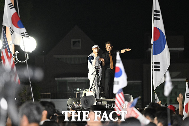 전 씨가 지지자를 향해 주먹을 들고 있다.