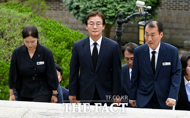 충렬사 계단 오르는 전 당선인(가운데).