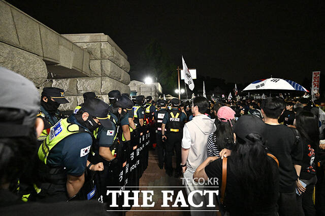 전 씨가 지지자를 향해 주먹을 들고 있다.