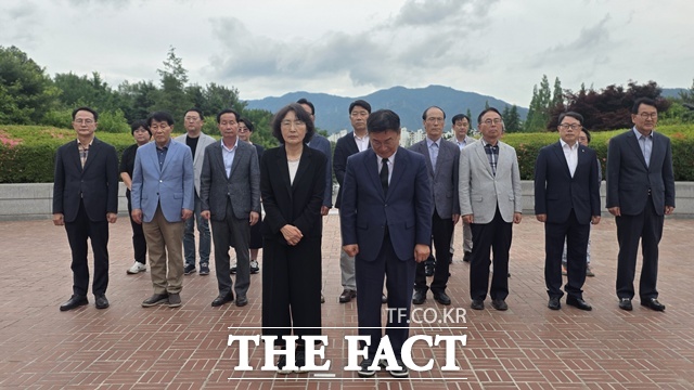권순기 경남도교육감 당선인이 4일 창원 충혼탑을 찾아 참배하고 있다. /권순기 후보 선거캠프