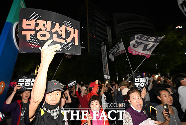 4일 오전 대구 중구 중구선거관리위원회 앞에서 부정선거를 주장하는 시민들이 서울 송파구 등에서 발생한 투표용지 부족 사태에 대해 개표 중단 및 부정선거 구호를 외치고 있다. /대구=박헌우 기자