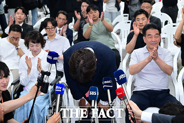 당선 소감 전하는 유의동 후보.