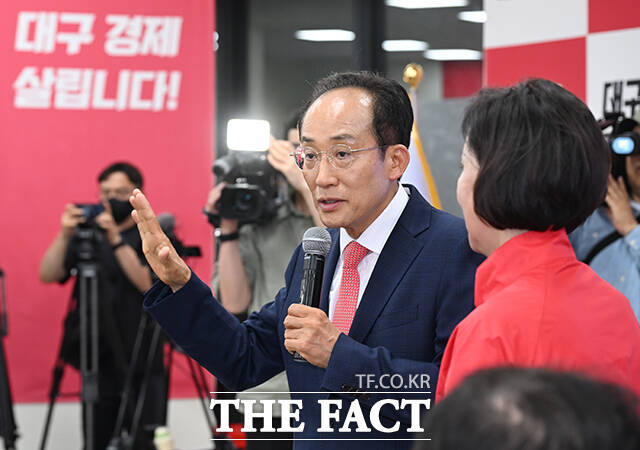 추경호 국민의힘 대구시장 후보가 4일 오전 대구 수성구에 마련된 선거사무소에서 지지자들에게 개표상황에 대한 입장을 발표하고 있다. /대구=박헌우 기자