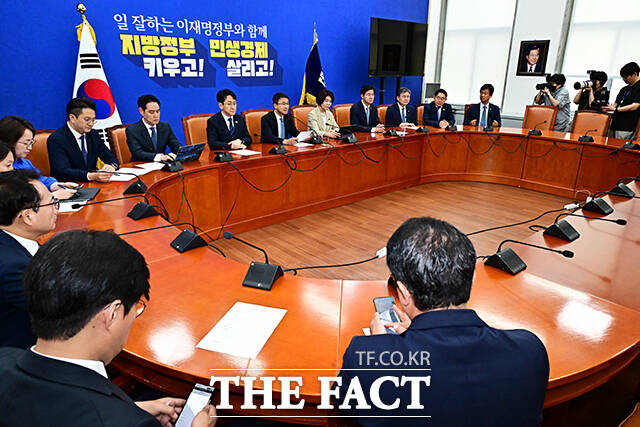 한병도 더불어민주당 원내대표(가운데)가 4일 오전 서울 여의도 국회에서 열린 정책조정회의에 참석해 모두발언을 하고 있다. /국회=배정한 기자