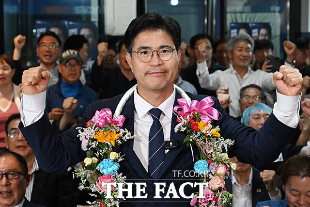 제9회 전국동시지방선거 전북특별자치도지사로 당선이 확실시된 더불어민주당 이원택 후보가 4일 오전 전북도 전주 완산구에 마련된 선거사무실에서 배우자와 함께 기념촬영을 하고 있다. /전주=김성렬 기자
