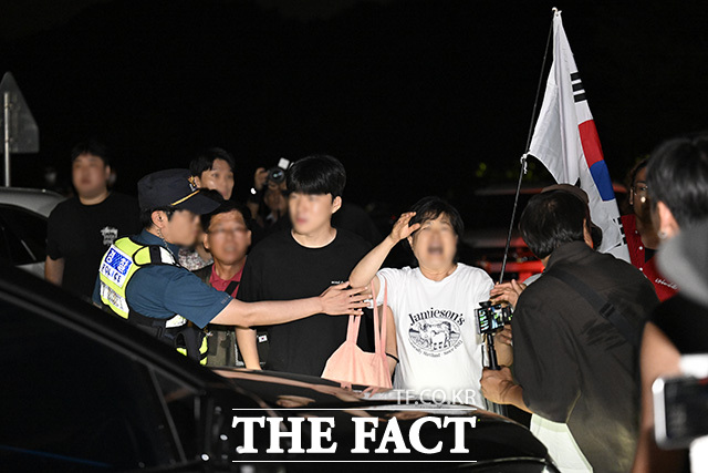 제9회 전국동시지방선거 투표지 부족 사태가 발생한 3일 오후 경기 과천시 중앙선거관리위원회 과천 청사 앞에 모인 시위대가 통행 차량을 막고 있다. /과천=송호영 기자