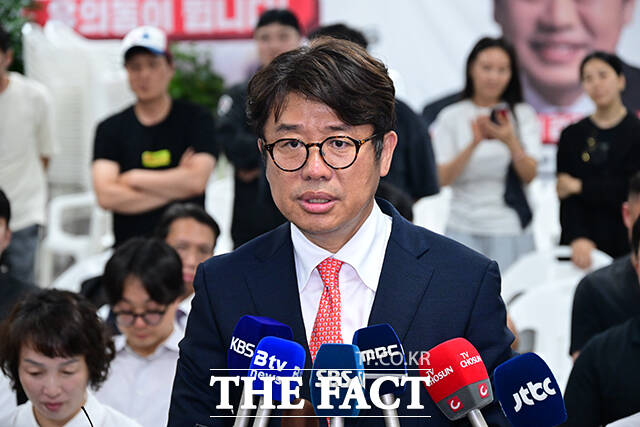 당선 소감 전하는 유의동 후보.