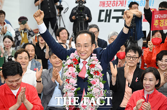 추경호 국민의힘 대구시장 후보가 4일 오전 대구 수성구에 마련된 선거사무소에서 추 후보의 당선이 확실시되자 축하화환을 걸고 기뻐하고 있다. /대구=박헌우 기자