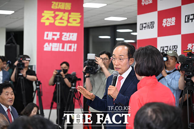 추경호 국민의힘 대구시장 후보가 4일 오전 대구 수성구에 마련된 선거사무소에서 지지자들에게 개표상황에 대한 입장을 발표하고 있다. /대구=박헌우 기자