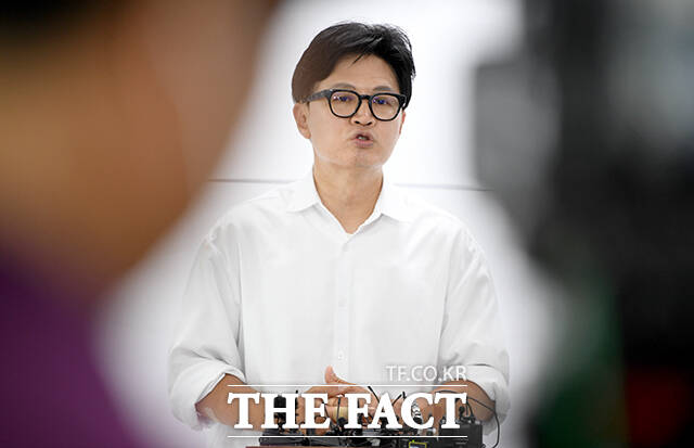 한동훈 무소속 부산 북구갑 국회의원 보궐선거 당선인이 4일 오후 부산 북구 선거사무소에서 기자회견을 열고 취재진의 질문에 답하고 있다. /부산=박상민 기자