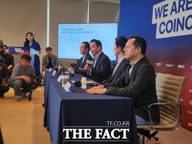 4일 서울 여의도 코인원 본사에서 열린 공동 기자간담회에서 김성환 한국투자증권 사장이 코인원에 대한 투자 배경을 설명하고 있다. /박지웅