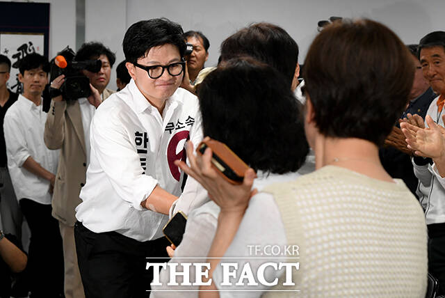6·3 지방선거와 함께 치러진 부산 북구갑 국회의원 보궐선거에서 무소속 한동훈 후보가 하정우 더불어민주당 후보를 접전 끝에 제압하고 당선됐다. 당대표까지 지낸 국민의힘에서 제명되면서 정치적 위기를 맞았던 한 후보는 불과 5개월여 만에 국회의원에 당선되며 화려한 귀환에 성공하게 됐다. /부산=박상민 기자
