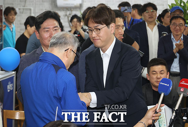 하정우 더불어민주당 부산 북구갑 국회의원 후보가 4일 부산 북구 선거사무소에서 선거 결과에 승복하는 입장을 발표하고 있다. /부산=박상민 기자