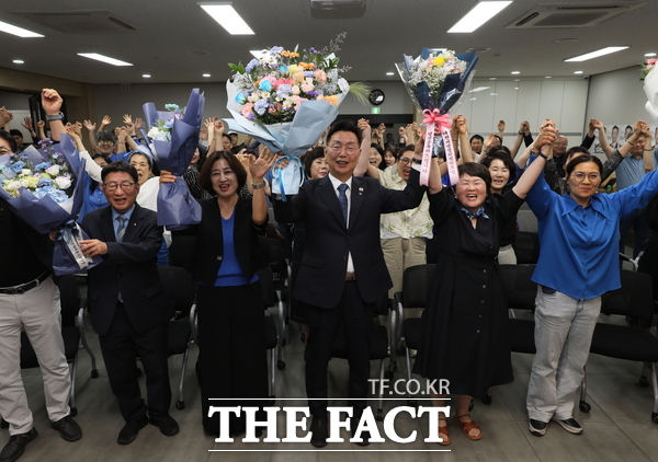 김제선 더불어민주당 대전시 중구청장 당선인이 4일 당선을 확정 지은 후 기념촬영을 하고 있다. /정예준 기자