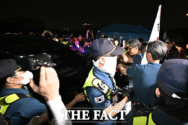 시위대가 거칠게 항의하고 있다.