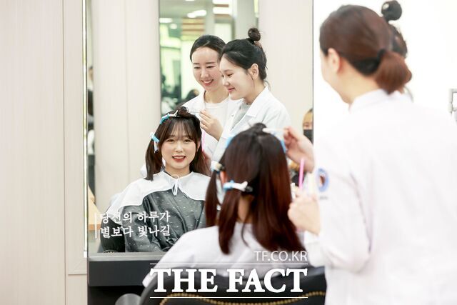 충남도립대학교 뷰티코디네이션학과 학생들이 실습활동을 하고 있다. /충남도립대