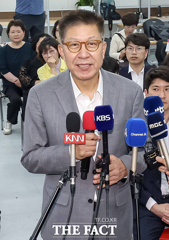 박형준 국민의힘 부산시장 후보가 4일 부산 부산진구 선거사무소에서 지지자들에게 감사 인사를 마치고 자리를 떠나고 있다. /부산=박상민 기자