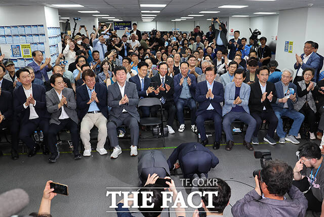 당선 확실해지자 지지자들에게 큰절을 올리는 전 후보와 최 씨.