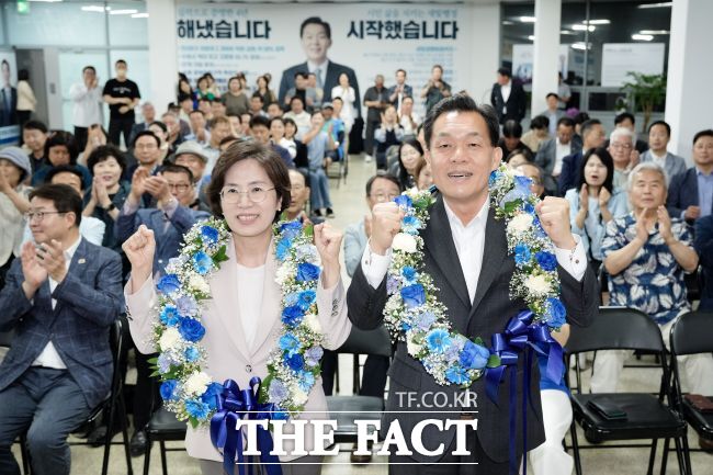 4일 이재준 더불어민주당 수원시장 후보가 당선 후 아내와 함께 환호하고 있다. /이재준 선거캠프