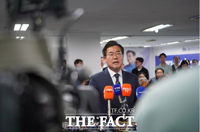 4일 박찬대 후보가 선거사무소에서 인천시장 당선이 확정된 뒤 당선 소감을 밝히고 있다. /박찬댗후보 선거캠프