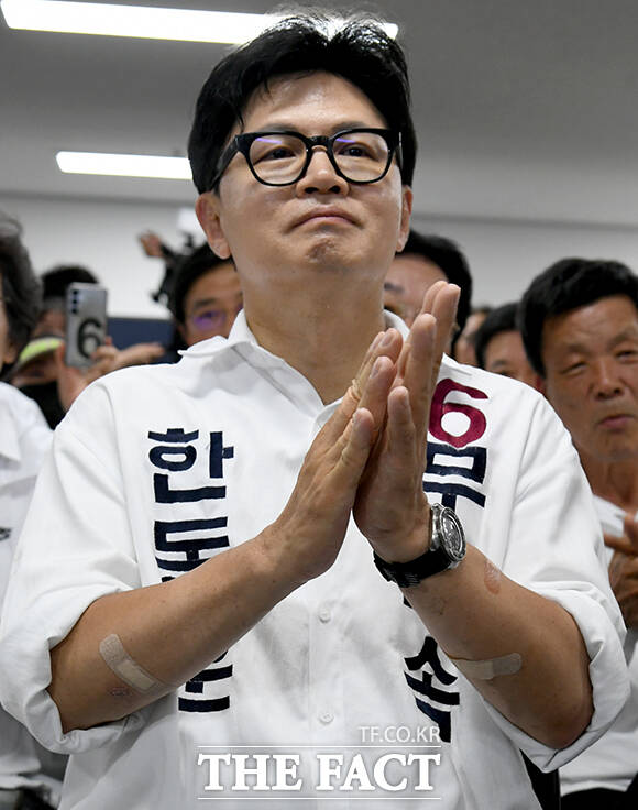 한동훈 부산 북구갑 국회의원 보궐선거 후보(가운데)가 4일 오전 부산 북구 선거사무소에서 당선이 확실시되자 세레머니 하고 있다. /부산=박상민 기자