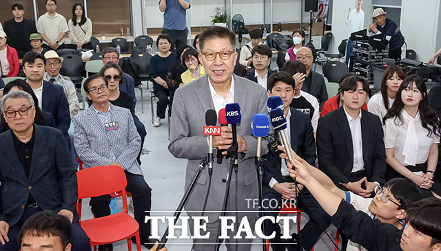 박형준 국민의힘 부산시장 후보가 4일 부산 부산진구 선거사무소에서 지지자들에게 감사 인사를 마치고 자리를 떠나고 있다. /부산=박상민 기자