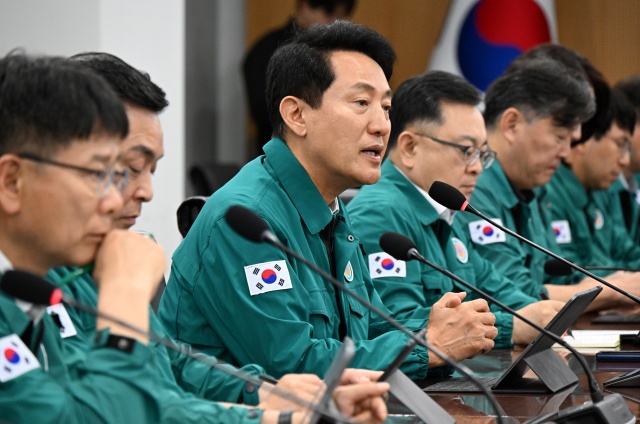 오세훈 서울시장이 4일 오후 서울시청 기획상황실에서 열린 '여름철 대책 특별점검 회의'에서 철저한 시민안전대책 가동을 지시하고 있다. /서울시