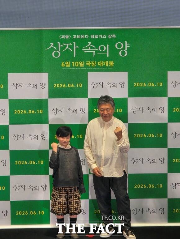 아역 배우 쿠와키 리무(왼쪽)와 고레에다 히로카즈 감독이 4일 오후 메가박스 코엑스에서 진행된 영화 '상자 속의 양' 언론배급시사회 및 기자간담회에 참석했다. /박지윤 기자