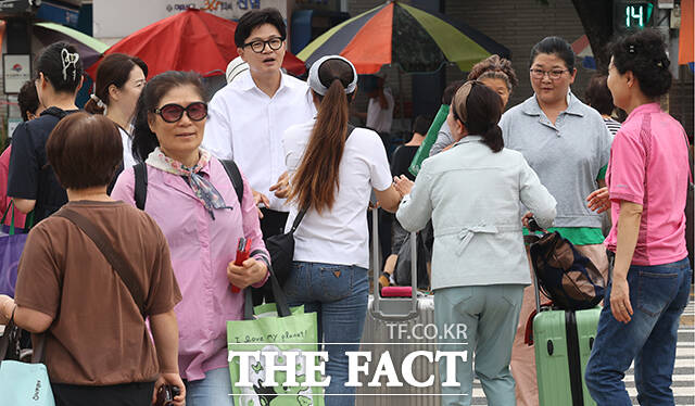 한동훈 무소속 부산 북구갑 국회의원 보궐선거 당선인(가운데)이 4일 오전 부산 북구 구포시장을 찾아 시민들에게 감사의 인사를 하고 있다. /부산=박상민 기자