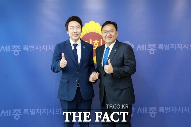 임채성 세종시의장(왼쪽)이 4일 조상호 세종시장 당선인을 만나 향후 의회·집행부 간 협력 방안에 대해 의견을 나눴다. /세종시의회
