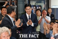 밝은 표정으로 캠프 들어서는 이원택 [포토]